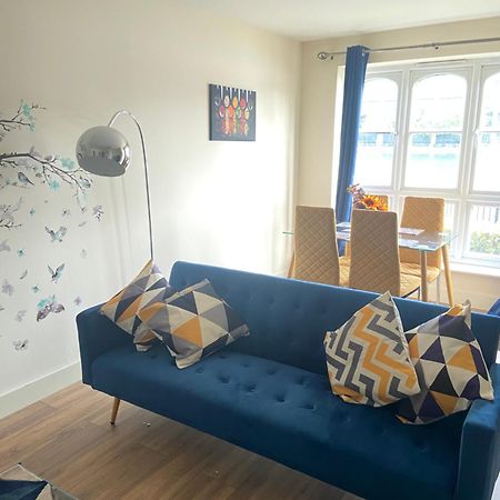 Beautiful 2 Bed Waterfront Apartment With Parking Perfect For Canary Wharf - 2 Bed 2 Bath Apartment With High Speed Wifi And Netflix And Parking لندن المظهر الخارجي الصورة