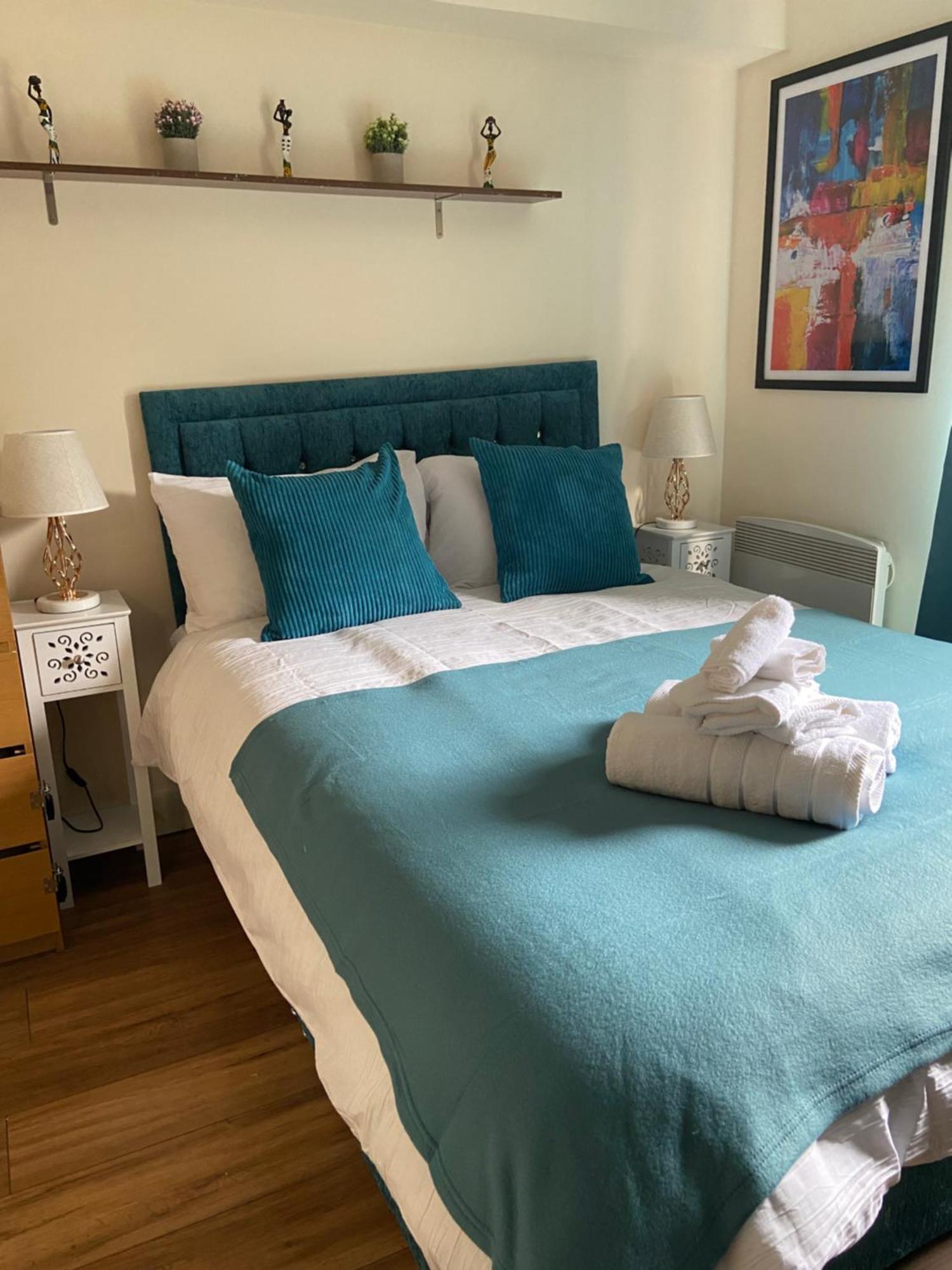Beautiful 2 Bed Waterfront Apartment With Parking Perfect For Canary Wharf - 2 Bed 2 Bath Apartment With High Speed Wifi And Netflix And Parking لندن المظهر الخارجي الصورة