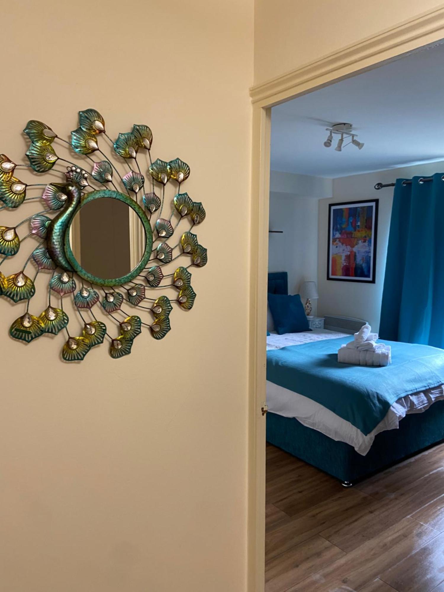 Beautiful 2 Bed Waterfront Apartment With Parking Perfect For Canary Wharf - 2 Bed 2 Bath Apartment With High Speed Wifi And Netflix And Parking لندن المظهر الخارجي الصورة